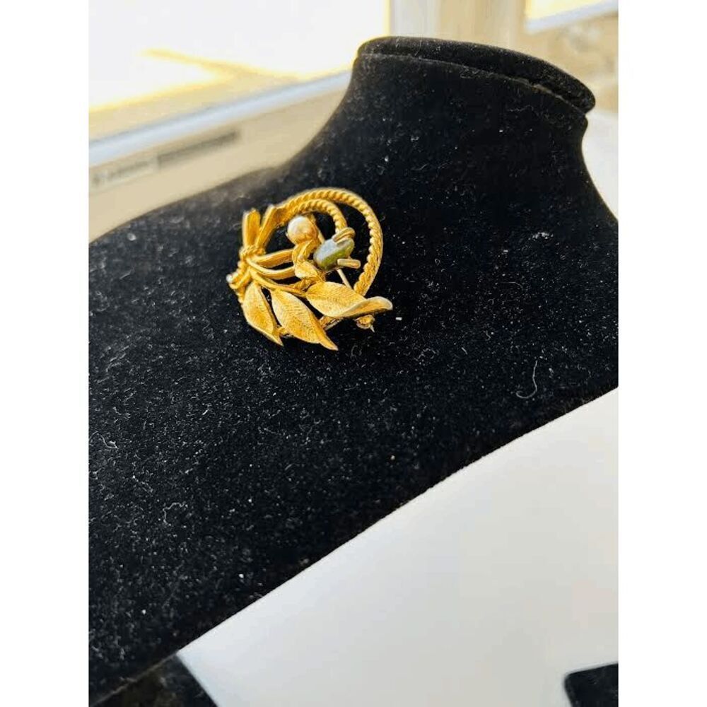Vintage Signed Sarah Coventry Costume Gold Tone Pin W/faux Pearl And Jade Brooch